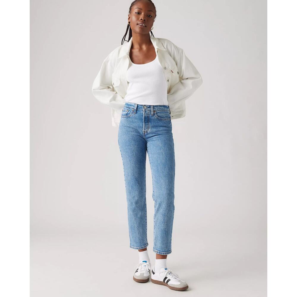 Levi’s Premium Wedgie button fly straight leg medium-light wash jeans size 28